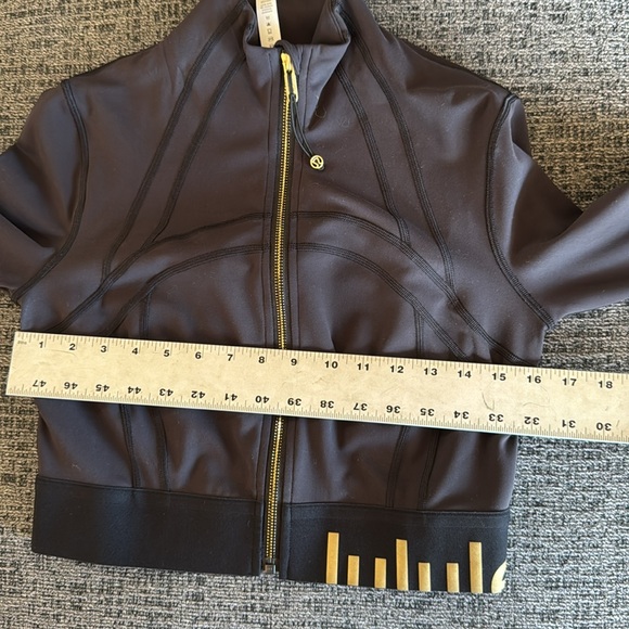 Lululemon Cropped Define Black Gold Logo Special Edition 8 - Picture 8 of 8